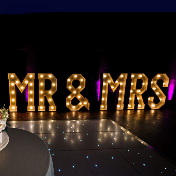 Letras «LOVE» em alumínio 3D com iluminação LED para instalações em eventos