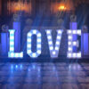 Letras «LOVE» em alumínio 3D com iluminação LED para instalações em eventos