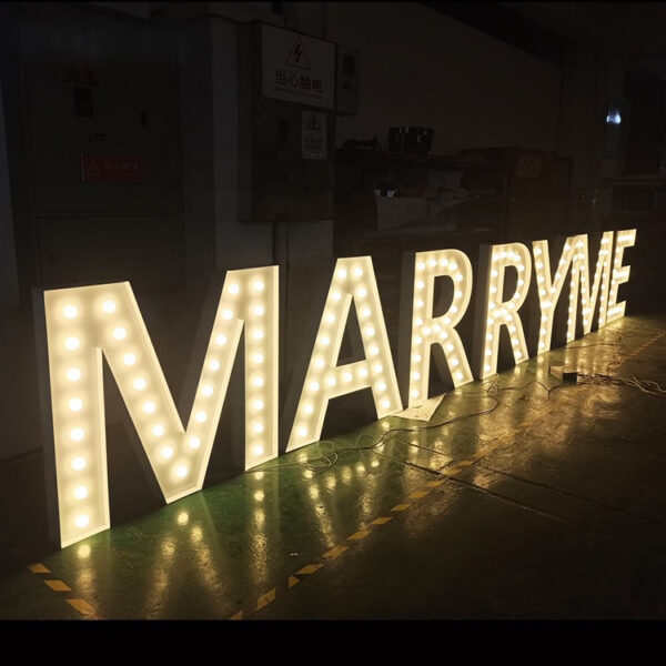 Letras luminosas em acrílico com LED «LOVE», de 4 pés, para eventos no interior e no exterior